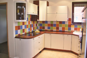 meble kuchenne MDF wanilia z kolorowymi plytkami v.1