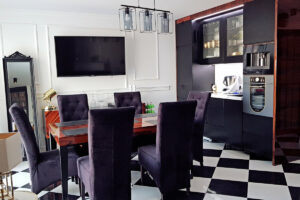 czarne meble kuchenne z wykończeniem w fornirowanym palisandrze